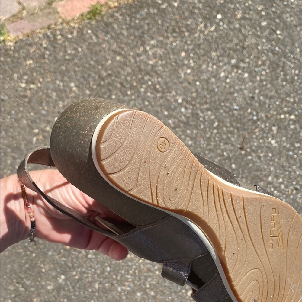 Women's Metallic Sandals - Picture 3 of 7